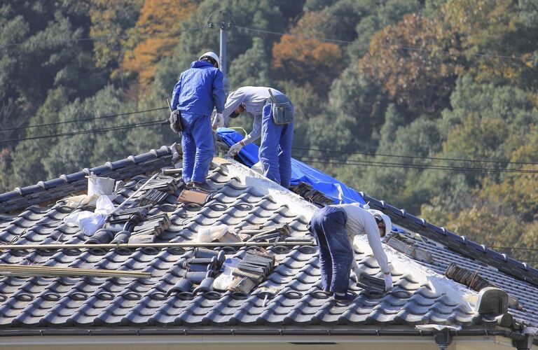 瓦屋根のリフォーム・修繕もお任せください | 丹波篠山市でリフォームなら自然素材にこだわる株式会社暁月建築